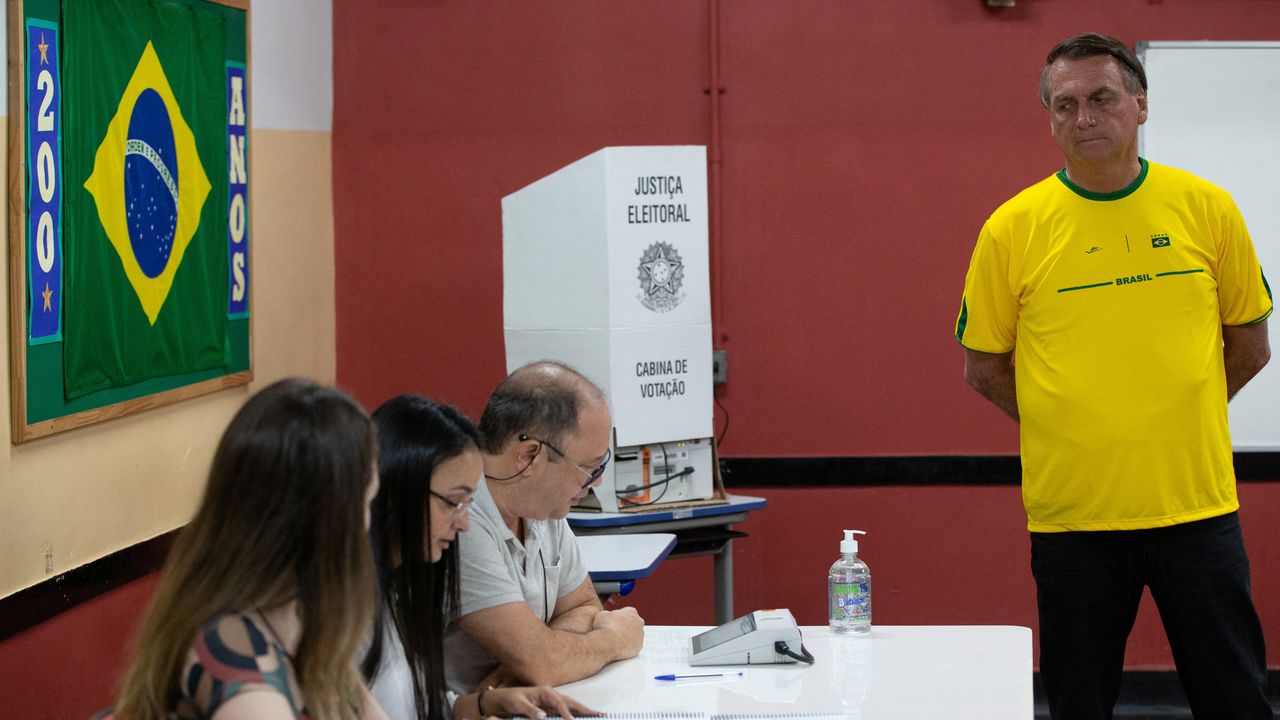 Bolsonaro e Lula se levantam cedo para votar nas eleições presidenciais brasileiras