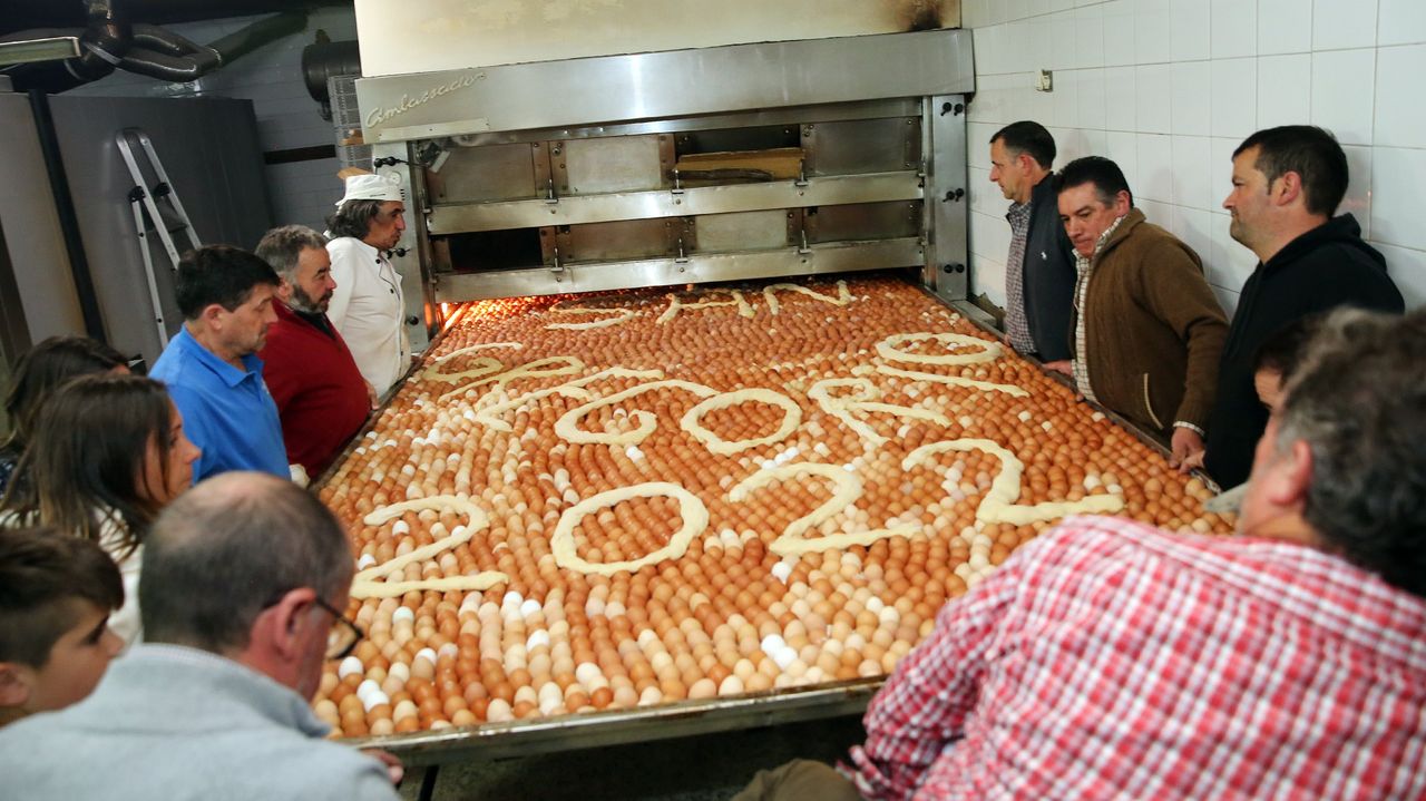 Paradela celebra San Gregorio con verbenas y el tradicional bollo de pascua  gigante