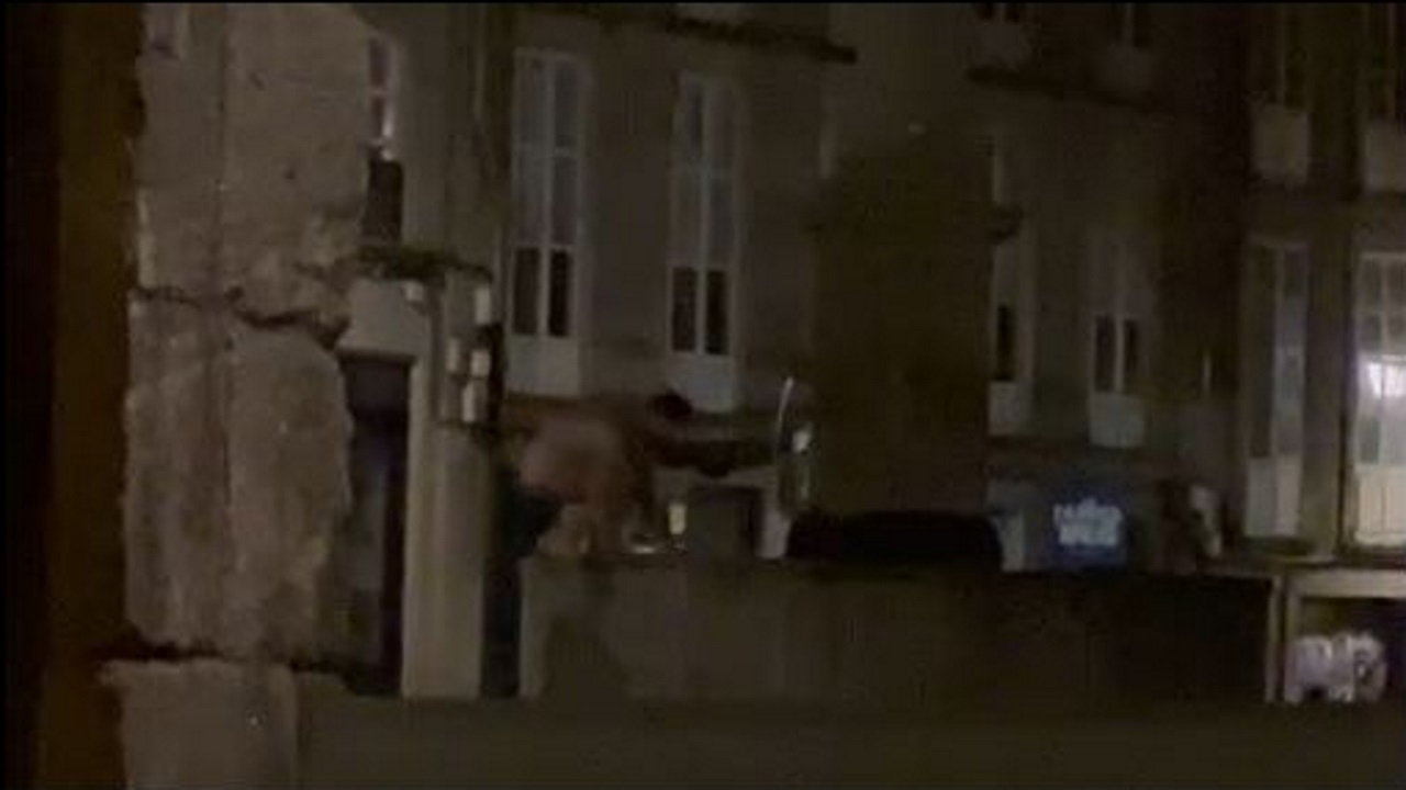 Joven bañándose desnudo en la plaza de Cervantes