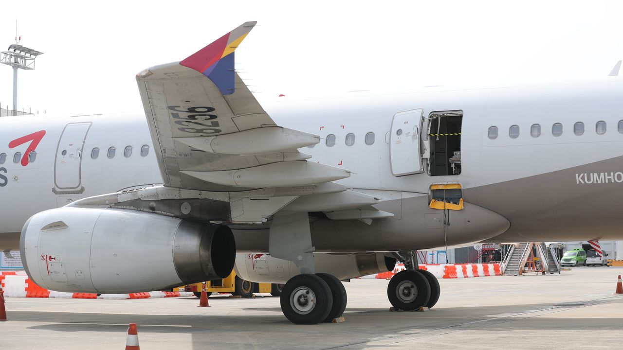 Lo que pasa cuando la ventanilla del avión se abre en pleno vuelo