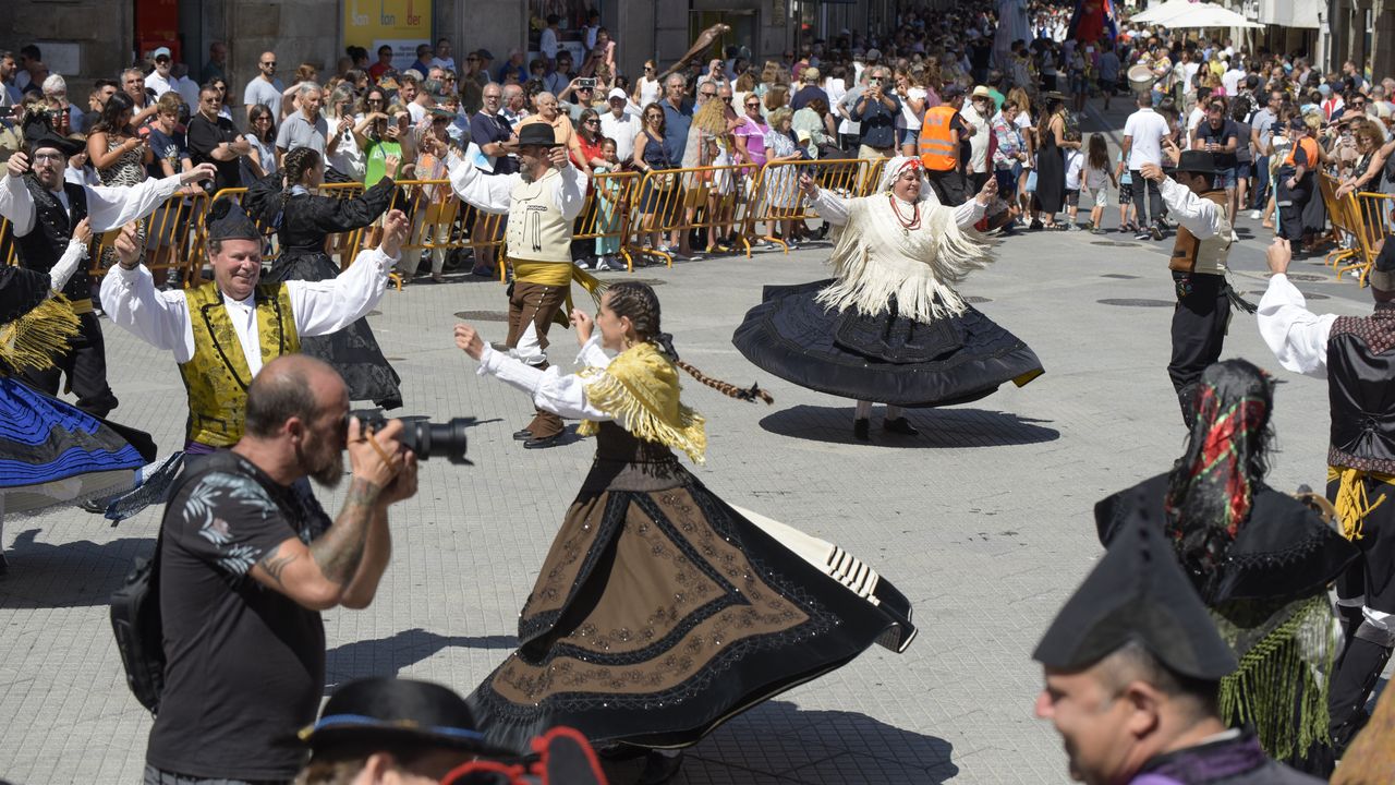 Celme Del Festival Internacional De Danza Folklórica De Edimburgo A La Ofrenda Floral A La 