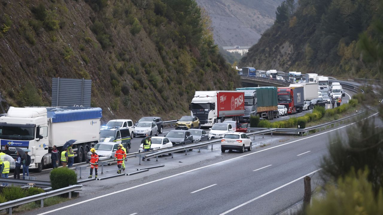 Álbum Colas Kilométricas En La A 6 Por El Desprendimiento De Un Talud 9027