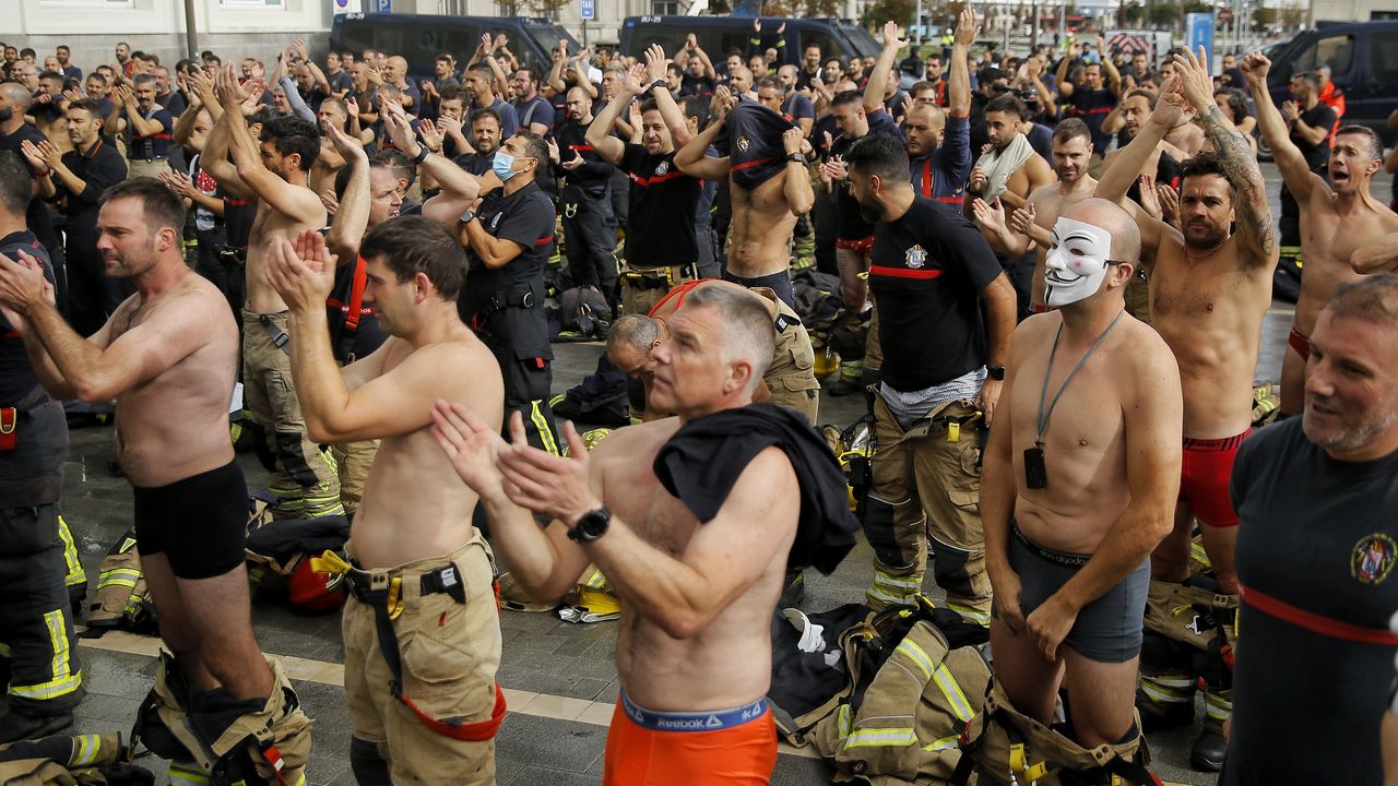 Los bomberos reclaman sus derechos quitándose la ropa