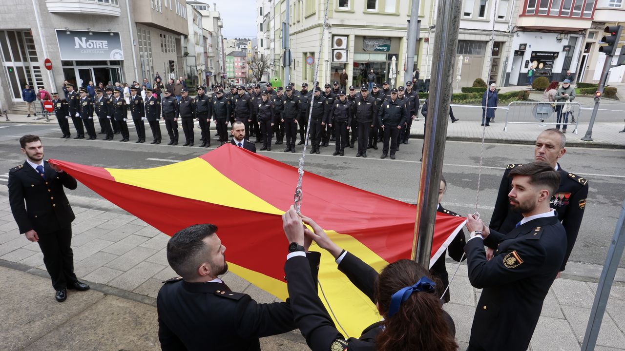 La Polic A Celebra Su Bicentenario Con Un Izado De Bandera