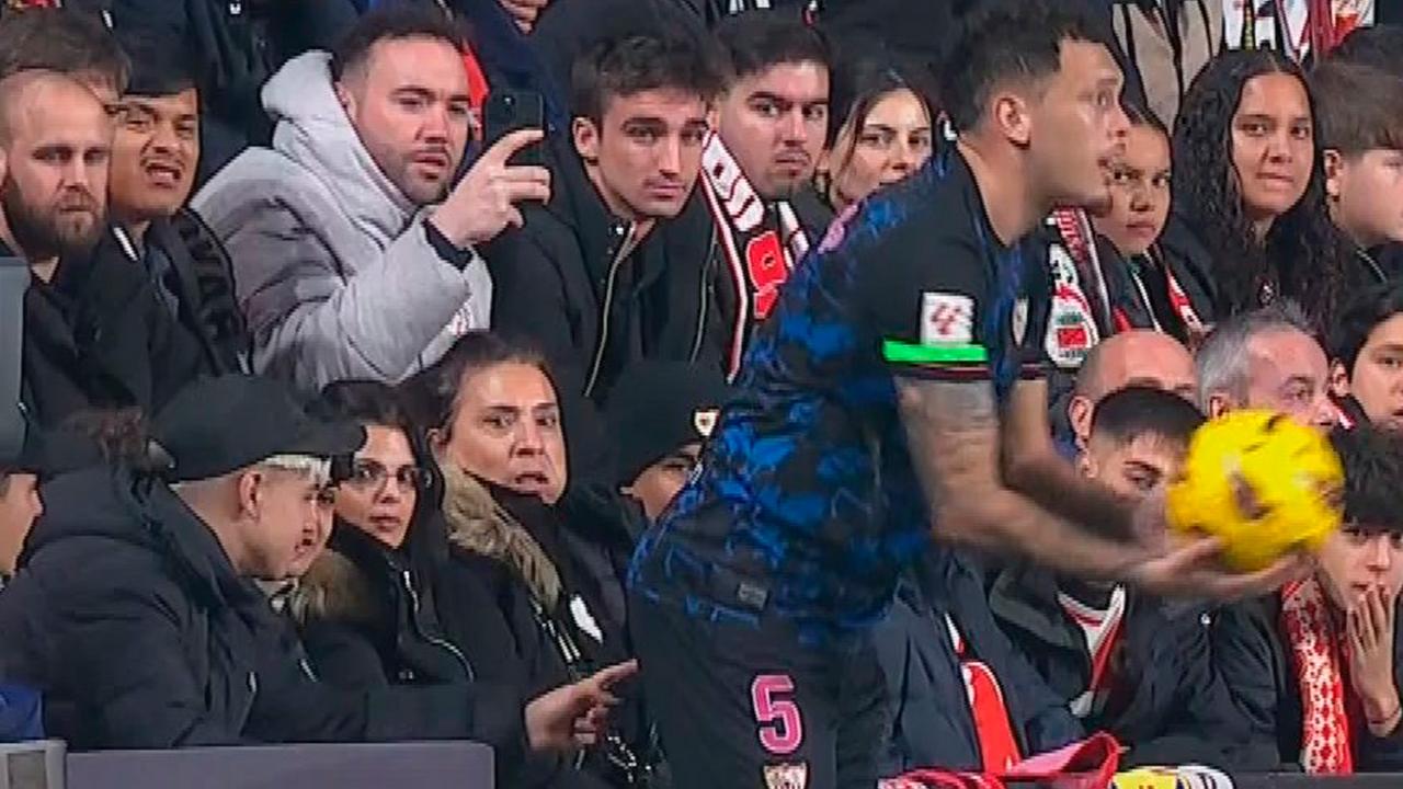 Si esto pasa en el fútbol femenino...»: la reacción de Ocampos tras meterle  un aficionado un dedo en el culo