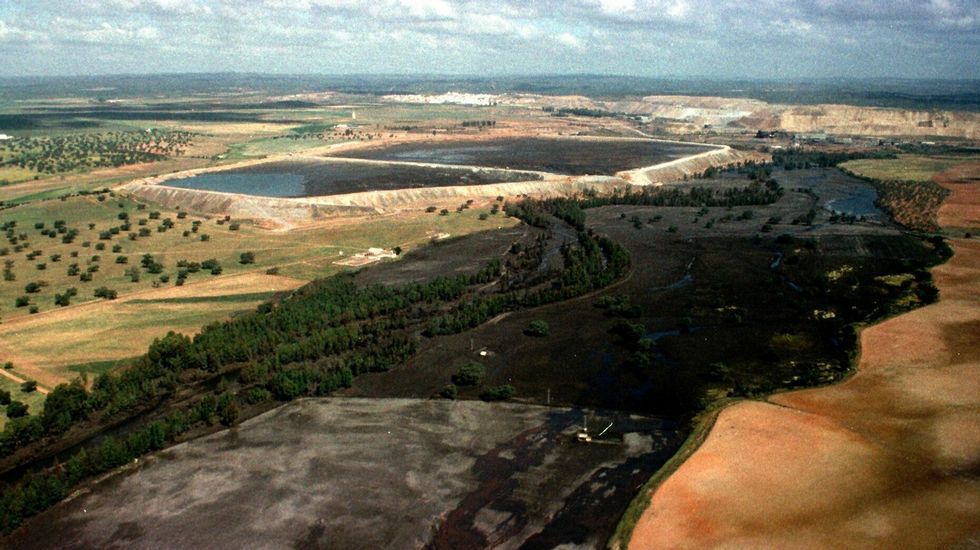 Vista general de la zona afectada con las balsas de Minas de Aznalcollar causantes de la catástrofe ecológica